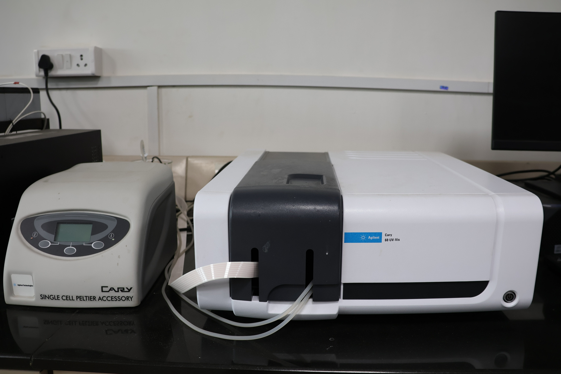 research_facilitie/Cary_60_UV-Vis_Spectrophotometer___Varian_Cary_Single_Cell_Peltier_Accessory.jpeg
