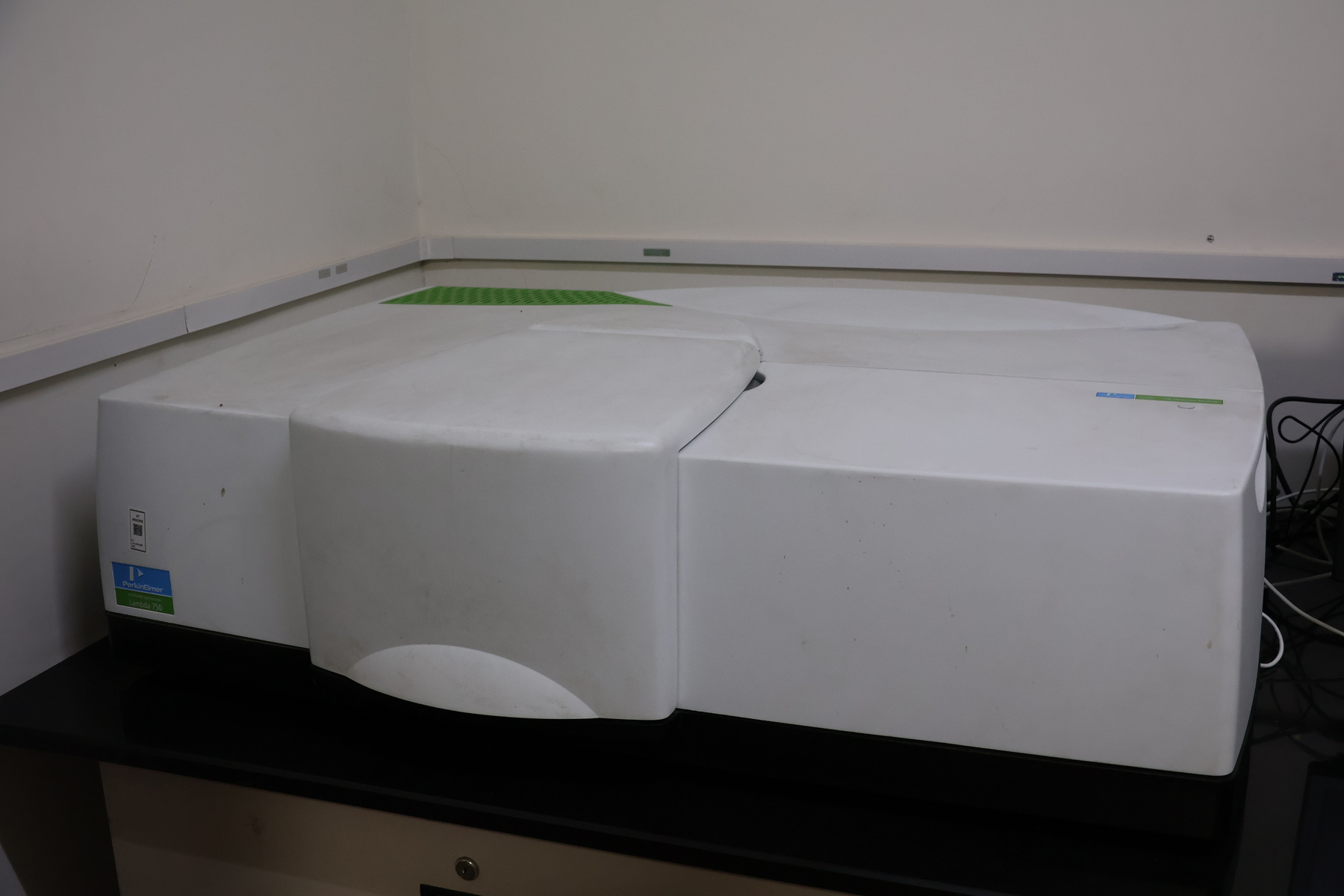 research_facilitie/PerkinElmer_LAMBDA_750_UV_Vis_NIR_Spectrophotometer.jpeg